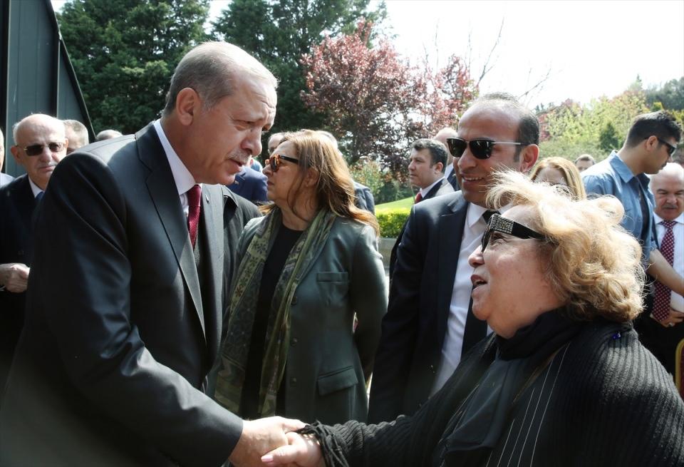 <p>Cumhurbaşkanı Recep Tayyip Erdoğan, 8. Cumhurbaşkanı Turgut Özal'ın kabrini ziyaret etti. Cumhurbaşkanı Erdoğan, Özal'ın eşi Semra Özal ile selamlaştı.</p>

<p> </p>
