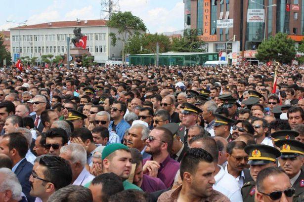 <p>Askerler tarafından omuzlara alınan şehidin cenazesi, sloganlar arasında cenaze aracına konuldu ve defnedileceği Ahmet Tozluklu Şehitliği’ne götürülerek toprağa verildi.</p>