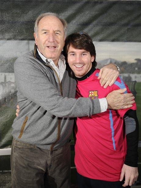 <p>Messi hakkında karar vermesi için Rexach'ın Sidney'deki Olimpiyat Oyunları'ndan dönmesi beklendi. Özel bir maç ayarlandı, ancak Rexach her zamanki gibi geç kaldı. Ama Messi'yi seyretmesi için 7-8 dakika yetmişti ve "Hemen bu çocuğa imza attırmamız lazım" diye düşündü. Rexach o anı, "İki dakikada kararımı vermiştim. Yerimde kim olsa Messi ile ilgili aynı kararı verirdi" diye anlatacaktı.</p>
<p> </p>