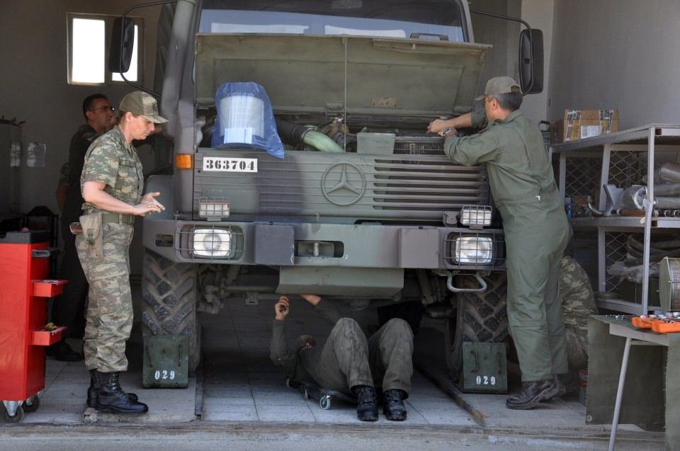 <p>Daha önce adını bile duymadığım ilçelerde bu insanların vatan ve millet sevgisiyle görev yapmalarını çok onurlu bir davranış olarak gördüm. Bir gün, ‘Savaşta Barışta Türk Ordusu’ programına denk geldim. Program konuğu bayan helikopter pilotuydu. Programı hayranlıkla izledim ve o gün ben subay olacağım dedim. Ailem bu kararı mutlulukla, gururla karşıladı. Mezun olduğum gün kardeşimin mutluluktan ağladığını da hiç unutmam" dedi.</p>
