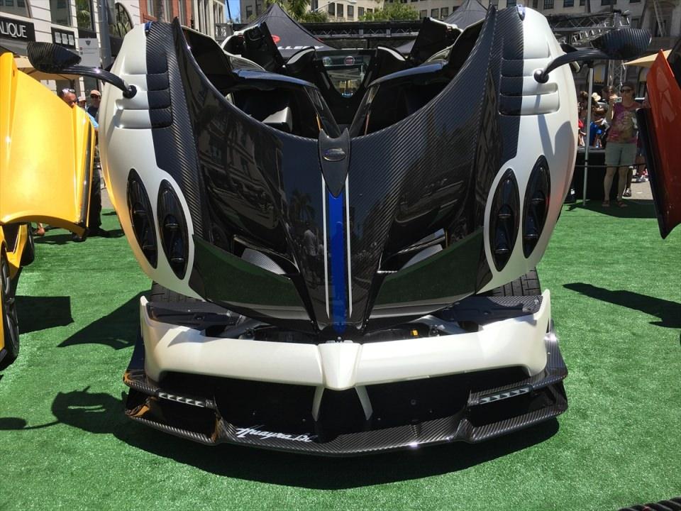 <p>Bu yıl 23’ncü kez gerçekleştirilen Rodeo Drive Concours D'Elegance Otomobil Şovu ABD’nin Beverly Hills şehrinde yapıldı. Ünlü Rodeo Drive yolu boyunca trafiğe kapalı alanda Bugatti, Ferrari, Lamborghini, Maserati, McLaren ve Porsche’un ender modelleri sergilendi. Spor araba kategorisinin en iddialı firmalarından McLaren'in modelleri de sergilenen araçlar arasında yer aldı.</p>
