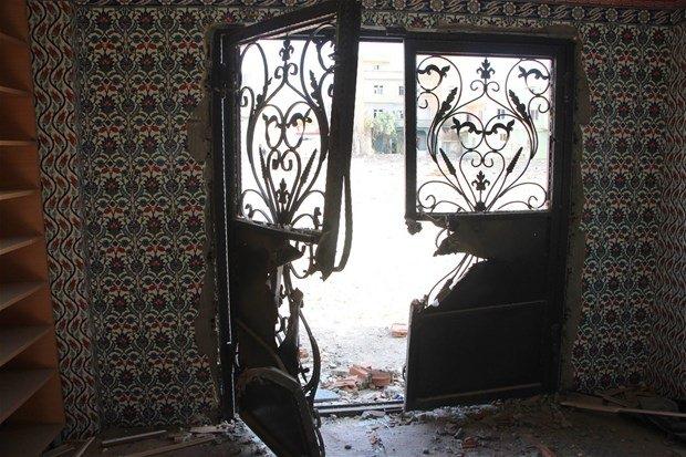 <p>Tel örgülerin geri çekilmesiyle birlikte bazı evler ve 2 cami, tel örgünün dışında kaldı. Evleri dışarıda kalanlardan bazılarının yaşanan şiddetli çatışmalar nedeniyle kullanılamaz hale gelen evlerini dışarıdan incelerken, bazıları da evlerine girerek temizlik çalışması yaptı. </p>

<p> </p>
