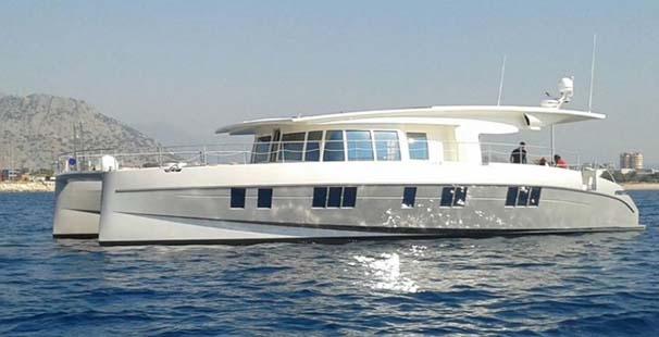 <p><span style="color:#D3D3D3">Solarwave 62’ adlı 19 metrelik karbon-elyaf malzemeden üretilen ve içindeki kamaralarından salonuna lükste sınır tanımayan katamaran yatın üstü güneş panelleriyle donatıldı. </span></p>
