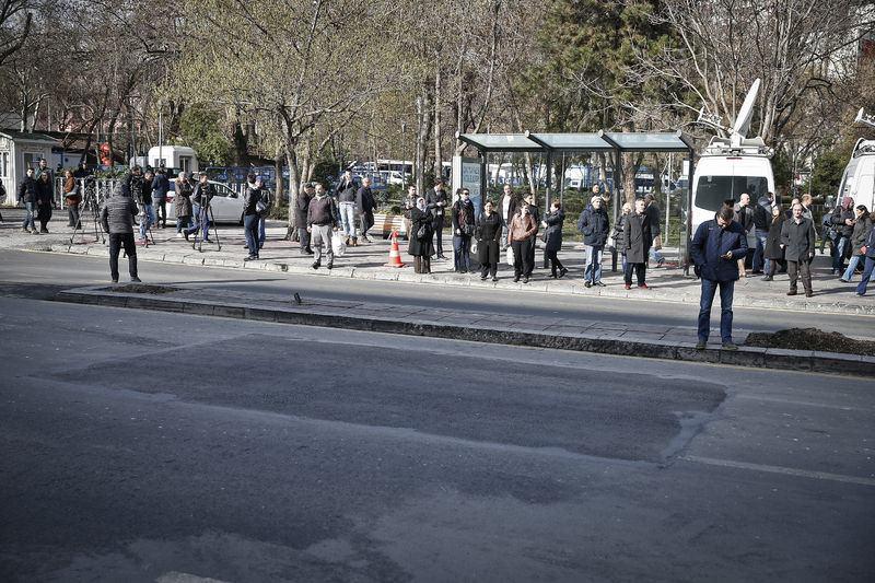 <p>Yolun açılmasının ardından saldırının düzenlendiği yerdeki durakların yenilendiği ve yolların kısmen asfaltlandığı görüldü. (AA)</p>
<p> </p>