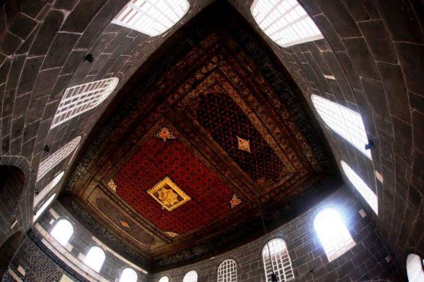 <p>Ancak tam o esnada yılan bir demir parçasına dönüşmüş ve Ulu Camii'nin taşlarının arasına ibret olsun diye yerleştirilmiş. Bugün bile Ulu Camii’nin kütüphane olarak kullanılan kısmın iç avlu tarafından bakıldığı zaman yılan şeklindeki o demir hala orada asılıdır”.</p>
