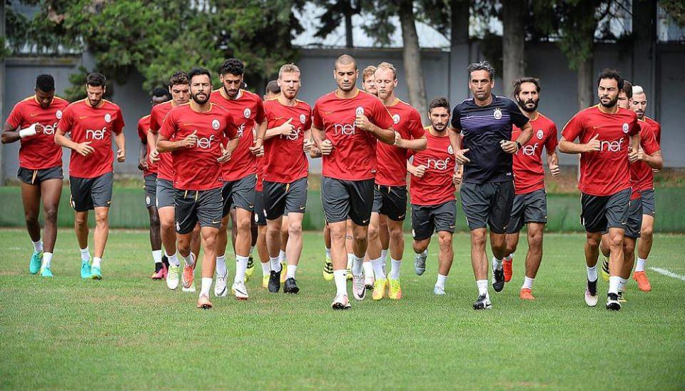 <p>Finansal Fair Play kuralları çerçevesinde Galatasaray'a bir takım kısıtlamalar getiren UEFA, sarı kırmızılılara futbol takımı için 65 milyon euroluk maaş bütçe sınırlaması getirmişti.</p>
<p> </p>