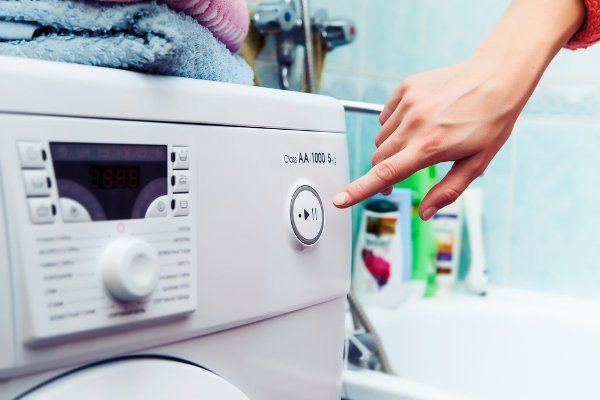 <p>9- Çamaşır makinesinin içerisindeki deterjan kalıntılarını beyaz sirke yoluyla kolayca temizleyebilirsiniz</p>