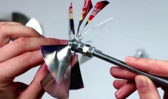 <p>Pervane formatı verdiğimiz metali, vida ve somon yardımı ile sabitliyoruz</p>
