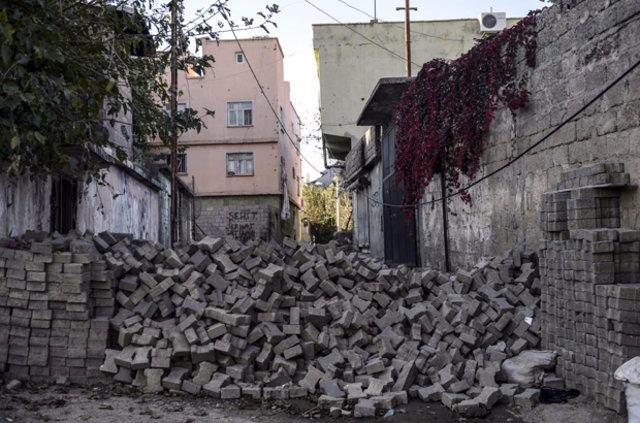 <p>Çok sayıda çukurun kapatıldığı, barikatın kaldırıldığı operasyonlarda, 245 el yapımı patlayıcı da imha edildi. Teröristlerin karargah olarak kullandığı evlerde yapılan aramalarda zırh delici silah, bomba yapımında kullanılan malzemeler ile çok sayıda silah ve mühimmat ele geçirildi.</p>

<p> </p>
