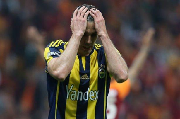 <p><strong><span style="color:#D3D3D3">Öte yandan Yunan basını, Fenerbahçe'nin Robin Van Persie'yle sezon sonu yollarını ayıracağını ve yerine düşünülen isimin belli olduğunu yazdı.</span></strong></p>