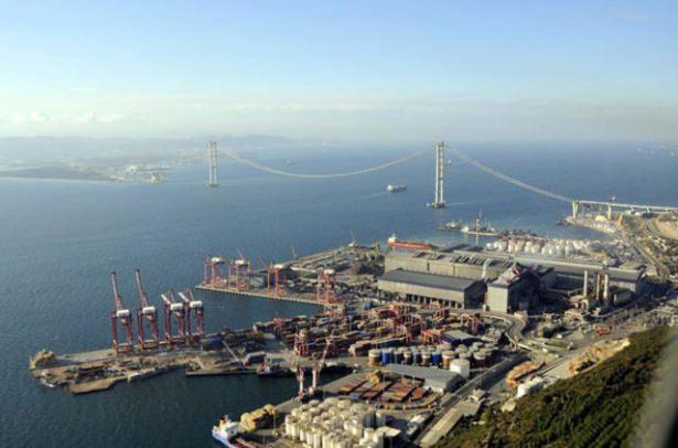 <p>Devamında Balıkesir’in batısından güneye yönelen otoyol Savaştepe, Soma, Kırkağaç ilçelerinin yakınlarından geçerek Turgutlu yakınlarında batıya yönelmekte, İzmir – Uşak devlet yoluna paralel olarak ilerlemekte ve nihayetinde İzmir Çevreyolu üzerindeki Anadolu Lisesi Kavşağına bağlanıyor.</p>

<p> </p>
