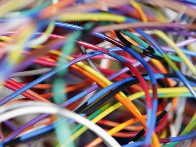 <p>8- Elektrik kabloları aşınmaya karşı sağlam olmalı.</p>