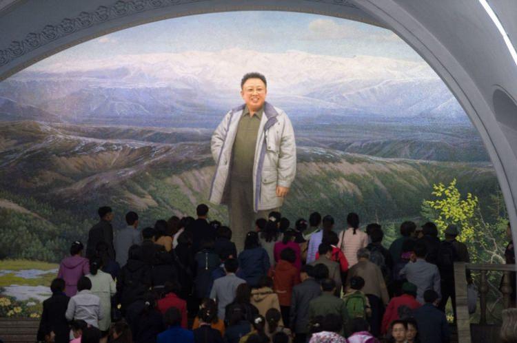 <p class="MsoNormal">Pyongyang metrosunda Kuzey Kore'nin efsanevi lideri Kim Jong İl'in portresi<o:p></o:p></p>
