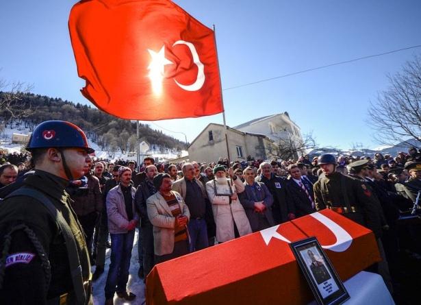 <p>Suriye sınırları içerisinde gerçekleştirilen Şah Fırat Operasyonu esnasında kaza sonucu şehit olan Muhabere Astsubay Başçavuş Halit Avcı’nın (34) defnedileceği Maçka’nın Gürgeneğaç Mahallesindeki kabri ve tören alanı için karla kaplı alan Büyükşehir Belediyesi ekipleri tarafından hazır hale getirilirken, cenaze namazı da binlerce kişinin katılımı ile öğle namazının ardından Trabzon İl Müftüsü Keramettin Demir tarafından kıldırıldı.</p>

<p> </p>

