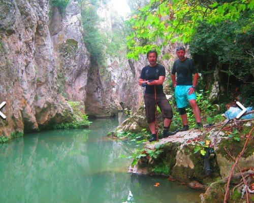 <p>Uzunluğu yaklaşık 6 kilometre olan kanyonu hızlı bir tempo ile ancak 5 saatte geçen ekip, zaman zaman 3-5 metre derinlikteki sulardan geçmek zorunda kaldı.<br />
Parkur üzerinde birçok şelaleye tırmandıklarını belirten YENDAK Başkanı Metin Sakarya, bugüne kadar insan eli değmemiş olan kanyonu fotoğrafladı</p>
