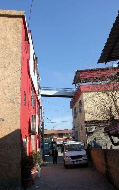 <p>Necmettin Afşin'in aklına evden eve üst geçit yapmak fikri geldi. Hemen ustalarla görüşen baba Afşin, fikrini hayata geçirmeye başladı. Afşin 3 bin lira harcayarak evden eve üst geçit yaptırdı. Şimdi Afşin ailesi fertleri çok daha rahat bir şekilde birbirlerine gidip gelebiliyorlar.</p>
<p> </p>
<ul>
</ul>
<ul>
</ul>