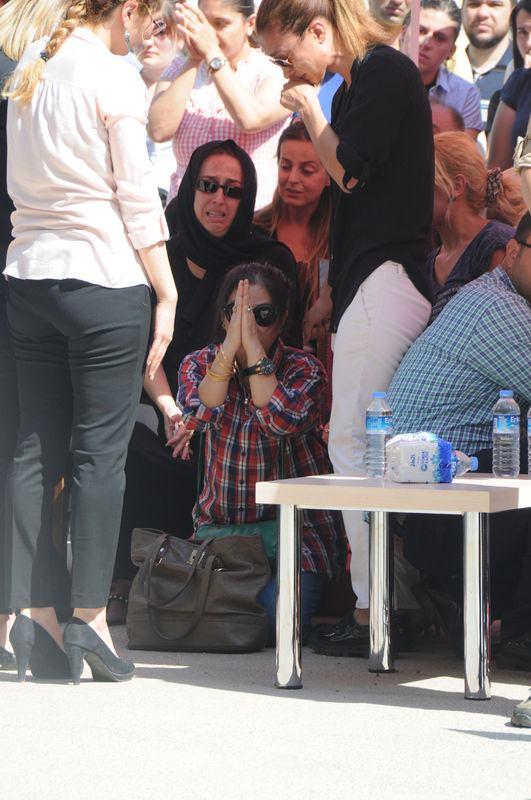 <p> Budizm inancına göre yaptığı duayı defalarca takrarlayan şehit eşi, kadın polisler tarafından sakinleştirildi. Törende şehit polisin babası Fikret ile annesi Ulviye ve diğer yakınları da gözyaşlarına boğuldu.<br />
<br />
<a href="http://video.haber7.com/video-galeri/57421-sehit-polis-icin-diyarbakirda-toren" target="_blank"><span style="color:rgb(255, 215, 0)"><strong>VİDEOYU İZLEMEK İÇİN TIKLAYIN</strong></span></a></p>