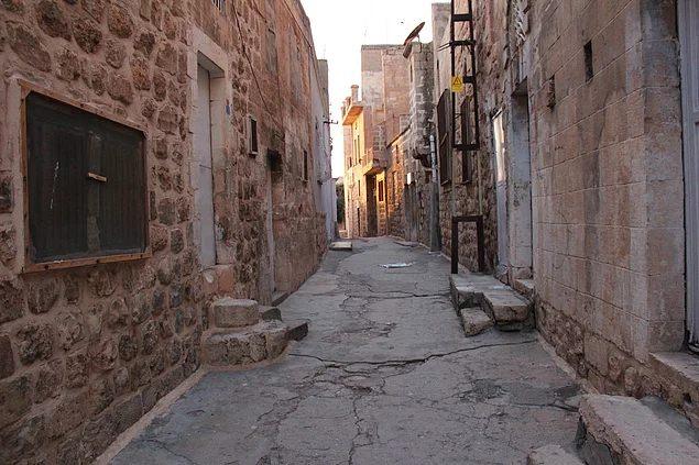 <p><strong>Mardin sokaklarında kaybolun</strong><br />
<br />
Asil şehrin dar sokaklarında yankılanan tarihi sesler... Mardin sokakları.</p>
<p> </p>