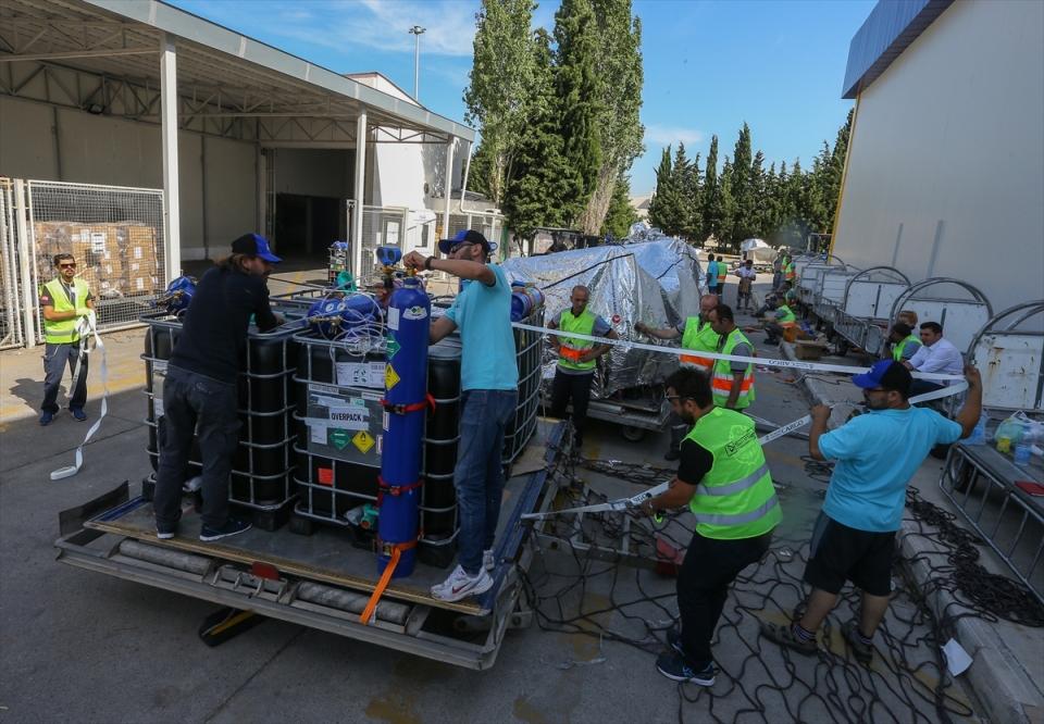 <p>Avrupa'nın en büyük üretim tesislerine sahip olduklarını, yılda 50 bin ton balık ürettiklerini anlatan Ilgaz, "Yavru balık üretimi konusunda 400 milyon üretim kapasitesiyle Avrupa'nın lideriyiz. </p>

