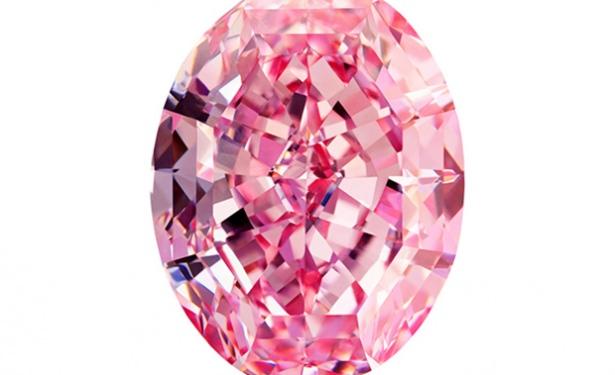<p><strong>6. Steinmetz Elması</strong></p>
<p>Dünya üzerinde şu ana kadar bilinen en canlı pembe renge sahip bu elmasın işlenmesi, 8 kişilik bir ekibin tam 20 ayını almış. Kaynağı bilinmeyen bu elmasın sahibi Steinmetz Grup. Elmasın tahmin edilen değeri ise 100 milyon dolar.</p>