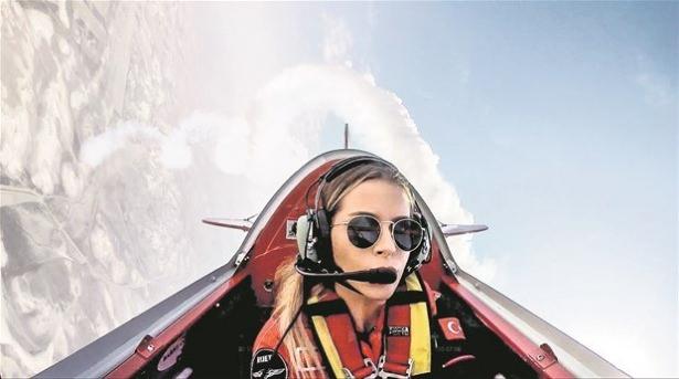 <p>Yaşıtları bisiklete binerken o 12 yaşında uçmaya başladı.</p>