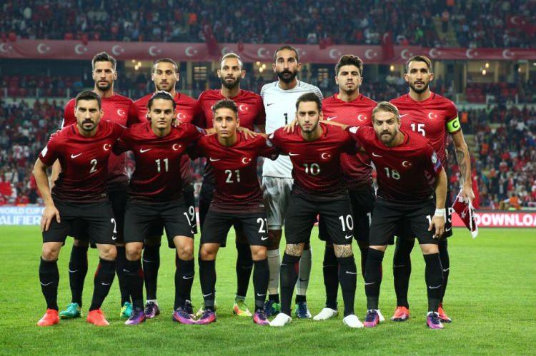 <p><strong>BURAK'A HAKSIZLIK YAPILMIŞ</strong></p>

<p>Sadece Burak'a haksızlık yapılmıştır. 9 tane gol atan oyuncuya prim verilmemesi haksızlık olmuştur. Çok sorun edilmemiş iyi ki. Bu çocukların hepsi maçlarına baktılar. Milli takımda kazanan oyuncular zaten yüksek kazanan futbolcular. Dünya Kupası'na gidenler 1 alıyorsa, 2 alsın. İzlanda'yı yeniyorsun diye sezon içerisinde verilmesin.</p>

<p><strong><a href="http://video.haber7.com/video-galeri/77849-dilmen-insallah-yanilirim-ama-arda-turan" target="_blank"><span style="color:rgb(255, 215, 0)">VİDEO İÇİN TIKLAYIN</span></a></strong></p>
