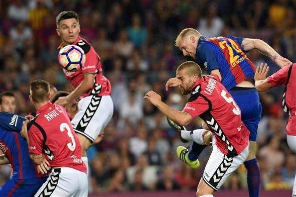 <p>Futboldaki 'atamayana atarlar' kuralı bir kez daha işledi. Birbiri ardına ataklar geliştiren Barça, 39. dakikakada Deyverson'un golüyle 1-0 geriye düştü.</p>