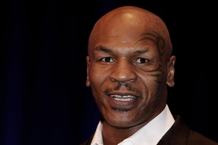 <p><strong>Mike Tyson</strong></p>

<p>1992 yılında hapse giren Mike, hapishanede Kuran-ı Kerim ile tanışarak ilgi duymaya başladı. Hapishaneden çıktıktan sonra da Müslüman olarak Mekke'ye gitti. Müslüman bir kadınla evli olan Mike Tyson, şu an beş vakit namaz kılıyor. </p>
