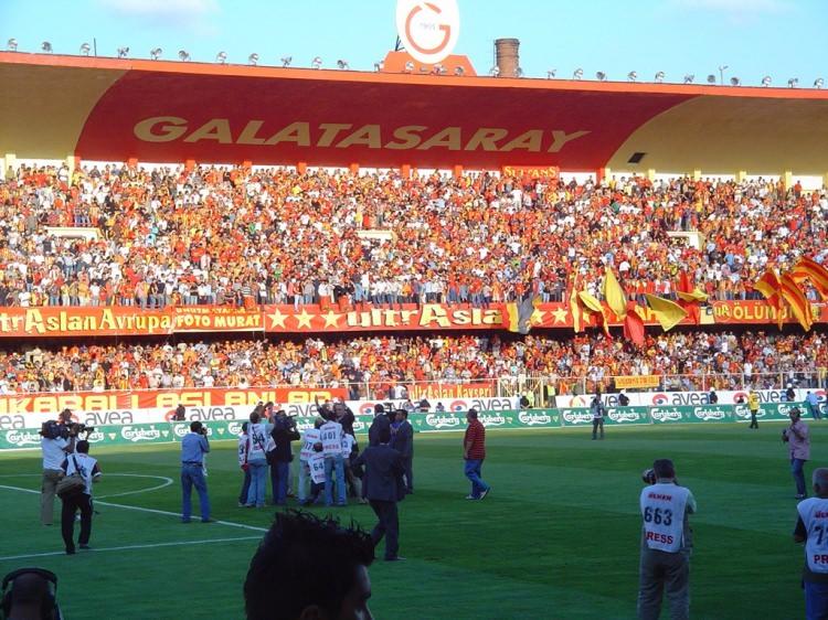<p><strong>-Rakip olarak en etkilendiğin stat?</strong><br />
<br />
“Eski Ali Sami Yen... Manisaspor’la çıkmıştım. Aşığım o stada. Prekazi’nin bir cevabı var, gözlerim dolar. ‘Aslantepe’yi çok sevmedim’ diyor. ‘Neden abi ya eskisi mi kaldı, ne güzel yeni stat işte’ diyorlar. O da diyor ki; ‘Olsun, babam da öldü ama onu hâlâ çok seviyorum...! Açıkçası yeni statta aynı sıcaklığı bulamıyorum. Mesela Beşiktaş’ın stadı için İnönü’nün sıcaklığını veriyor diyorlar. Aynı yere yapıldı diye herhalde. Merak ediyorum açıkçası.”</p>
