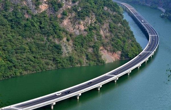 <p>Karadan yol yapmak yerine suyun üzerinden geçirerek yapılan bir otoban...</p>
<p> </p>