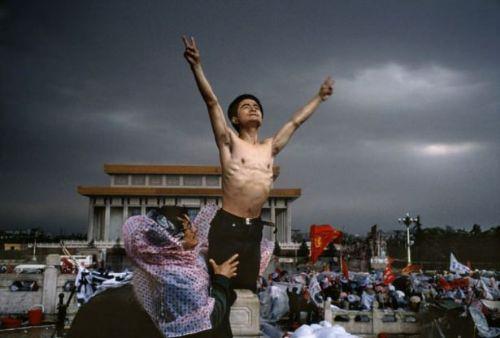 <p><strong>Tiananmen Meydanı Olayları</strong></p>

<p><strong>1989 yılında Çin’de, aydınların, işçilerin ve öğrencilerin yoğun katılımıyla gerçekleşen protesto gösterilerinin odak noktası Tiananmen Meydanı’ydı. Gösterileri korkunç bir şiddetle bastıran Çin hükûmeti nedeniyle çok sayıda insan yaşamını yitirdi. Bu sayı resmi kaynaklara göre 200 – 300 kişiyken, Çin öğrenci örgütleri ve Çin Kızılhaç’ına göre kayıpların sayısı 2 ile 3 bin kişi arasındaydı. Fotoğrafta protestoculardan biri görülüyor.</strong></p>
