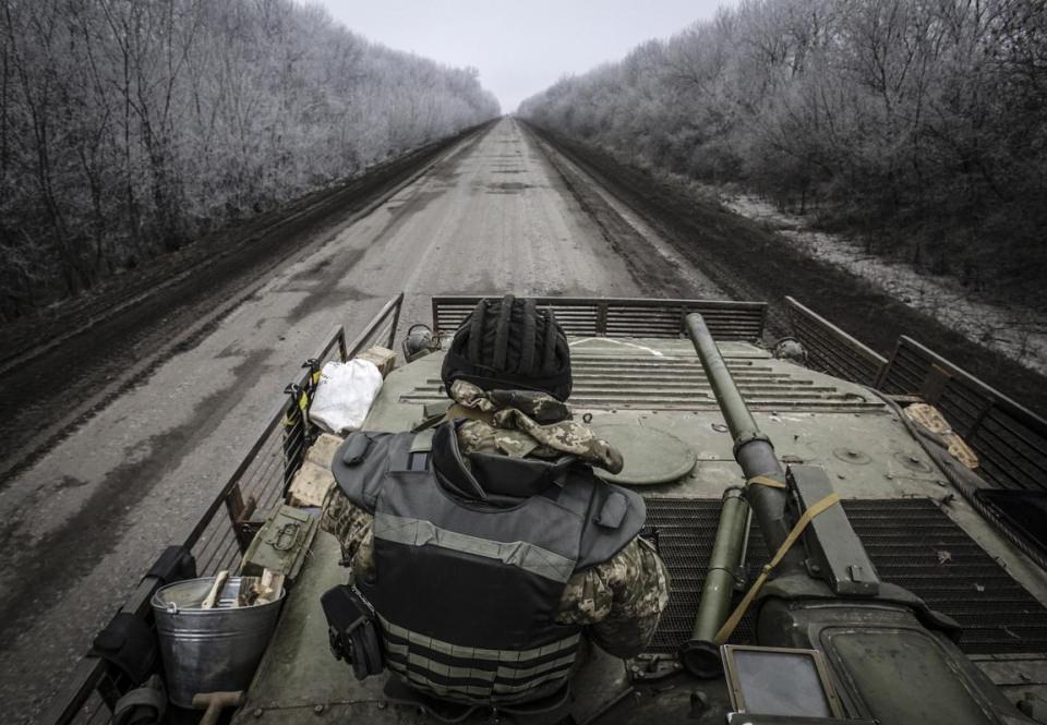 <p>Ukrayna'nın doğusundaki ayrılıkçılar, Debaltsevo kasabasını hedef alarak ağır silahlarla saldırı düzenledi. Debaltsevo yakınlarında konuşlandırılan Ukrayna askerleri bu saldırılara karşılık verdi. </p>
