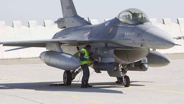 <p>Açıklamada şu ifadelere yer verildi: "ASELSAN ile bir yurt dışı müşteri arasında hava platformlarına ASELPOD Elektro Optik Hedefleme Sistemi entegre edilmesine yönelik olarak 10.06.2016 tarihinde 24.964.000,- ABD Doları tutarında bir sözleşme imzalanmıştır"</p>