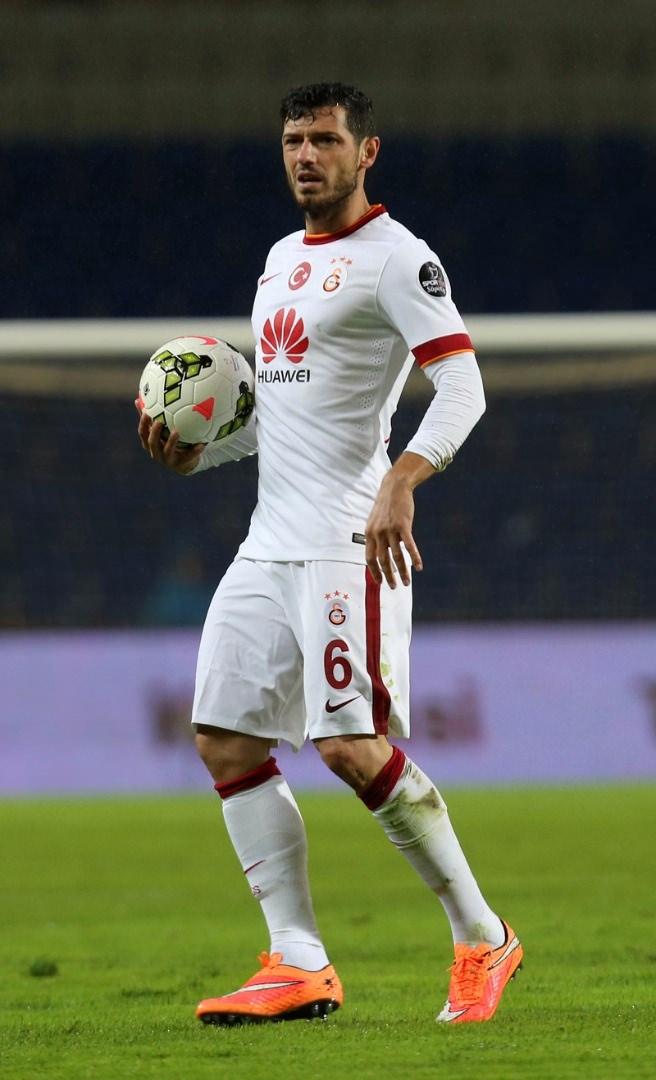 <p>4-DZEMAILI’YE ŞART - Blerim Dzemaili konusunda karar net. 31 yaşındaki İsviçreli ortasaha için ancak 4 milyon Euro veren olursa bırakılacak.</p>