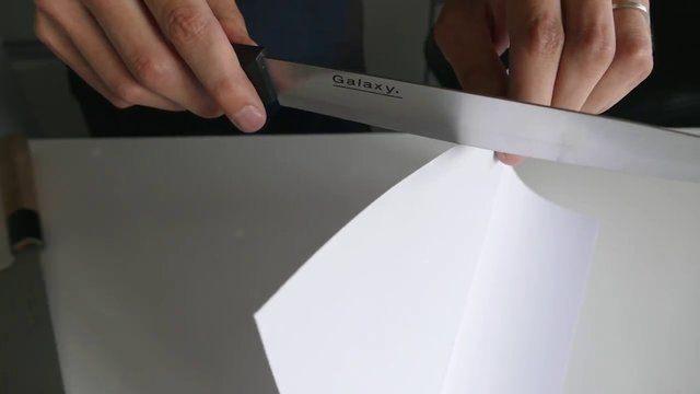 <p>Ardından da yeni alınmış bir dolarlık bıçakla zımparaladığı bıçağı karşılaştırdı</p>
