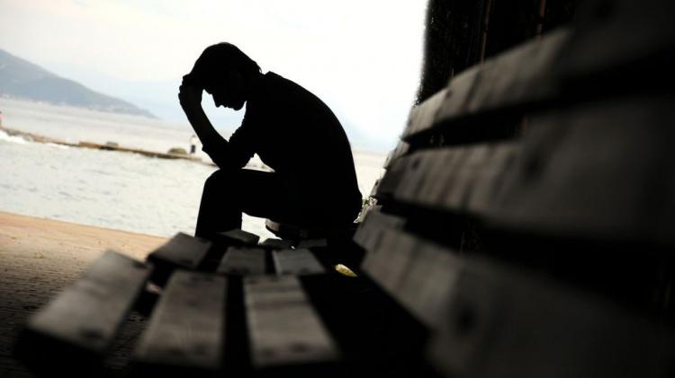 <p>Kişide major depresyon, anksiyete gibi psikiyatrik sorunlar görülür. Birçok kaynakta hastalığın etkileri sosyal izolasyon, psikolojik çöküntü, yaşam biçiminde meydana gelen değişklikler ve işten ayrılma olarak görülüyor.</p>
