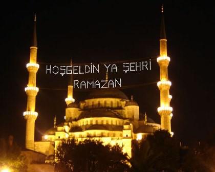 <p>Allah Teâlâ'nın her semâda münâdî bir meleği vardır. Mercan, inci ve mücevherlerle süslü kanatlarından biri doğuda, diğeri batıdadır. O şöyle seslenir:</p>
