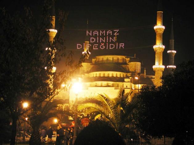 <p>Allah Teâlâ: "Yeryüzüne in! Azgın şeytanları bağla! Tutukla! Tâ ki, Muhammed -sallâllâhu aleyhi ve sellem- ümmetinin oruç ve iftarlarını bozmasınlar!"</p>