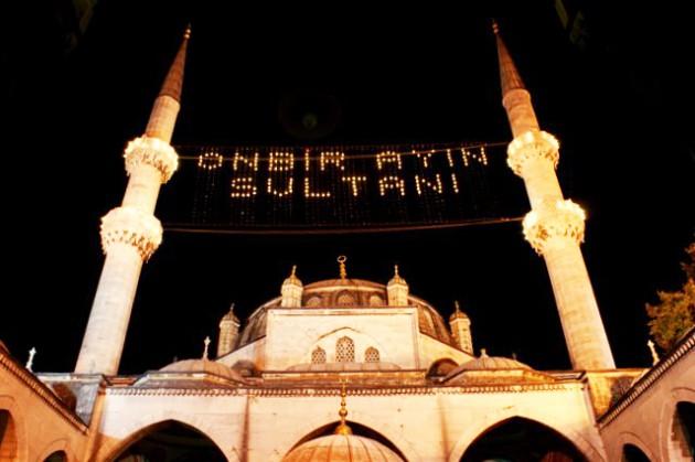 <p>Allah Teâlâ, Ramazan ayının her günü güneşin doğuşundan iftar vaktine kadar, erkek ve kadın nice müminleri Cehennem'den âzâd eder.</p>