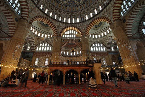 <p><strong>İftarını en geç yapacak olan il ise Edirne olacak. Edirne iftarını saat 21:01'de yapacak.</strong><br />
<br />
<a href="http://ramazan.haber7.com/" target="_blank">RAMAZAN SAYFAMIZA GİTMEK İÇİN TIKLAYIN</a></p>