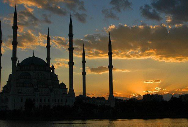 <p><strong>İstanbul'da ise ilk imsak saat 03:25 yapılacak</strong><br />
<br />
<a href="http://ramazan.haber7.com/" target="_blank">RAMAZAN SAYFAMIZA GİTMEK İÇİN TIKLAYIN</a></p>