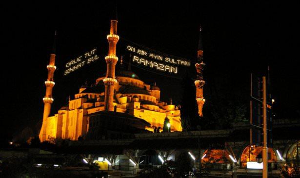 <p><strong>İstanbul Ramazan ayının son günü ise 16 saat 36 dakika oruç tutacak.</strong><br />
<br />
<a href="http://ramazan.haber7.com/" target="_blank">RAMAZAN SAYFAMIZA GİTMEK İÇİN TIKLAYIN</a></p>

