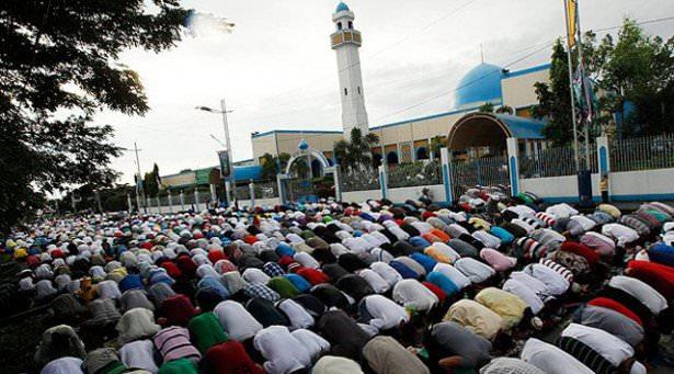 <p><strong>Bayram namazı ise İstanbul'da 06:40'da kılınacak.</strong><br />
<br />
<a href="http://ramazan.haber7.com/" target="_blank">RAMAZAN SAYFAMIZA GİTMEK İÇİN TIKLAYIN</a></p>
