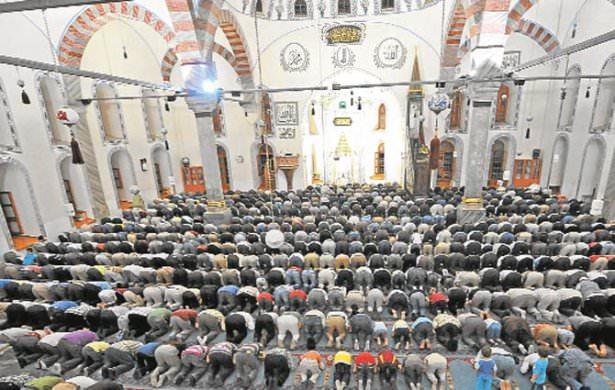 <p><strong>Kadir gecesinde teravih namazı ise saat: 22:20'de kılınacak. </strong><br />
<br />
<a href="http://ramazan.haber7.com/" target="_blank">RAMAZAN SAYFAMIZA GİTMEK İÇİN TIKLAYIN</a></p>