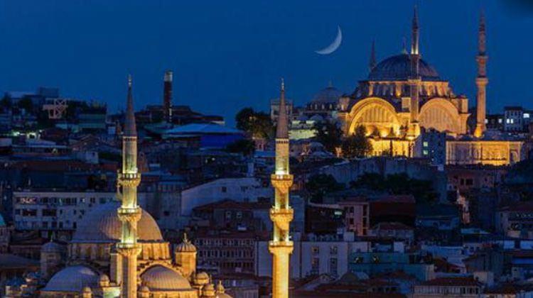 <p><strong>Boğaz'ın incileri</strong></p>

<p>8,500 yıllık İstanbul, İslam tarihinin muhteşem cevherleriyle dolu. Yaz sıcaklarına serinlek katacak şehrin ve Boğaz'ın güzellikleri arasına serpiştirilmiş pek çok dini mekan var. Gelin İstanbul'un az bilinen özel mekanlarını keşfedelim. 'Gizli hazine' denilen ama 'gizli' kalmaması gereken Karaköy Yeraltı Camii ile başlayalım.</p>
