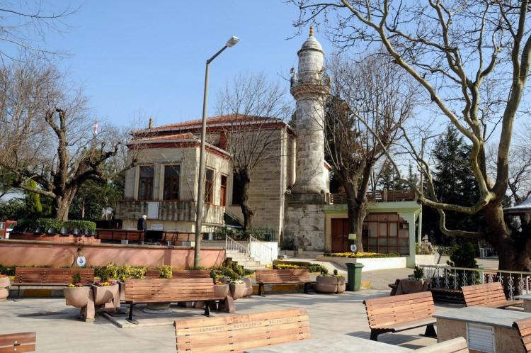 <p><strong>Hz. Yuşa Türbesi ve Camii</strong></p>

<p> </p>

<p>Zarafetine ve muhteşem çinilerine tüm dünyanın hayran kaldığı Çinili Camii ve Atik Valide camilerini de programa ekleyelim. Son olarak da Aziz Mahmut Hüdayi Efendi Türbesi'ni ziyaret edelim.</p>
