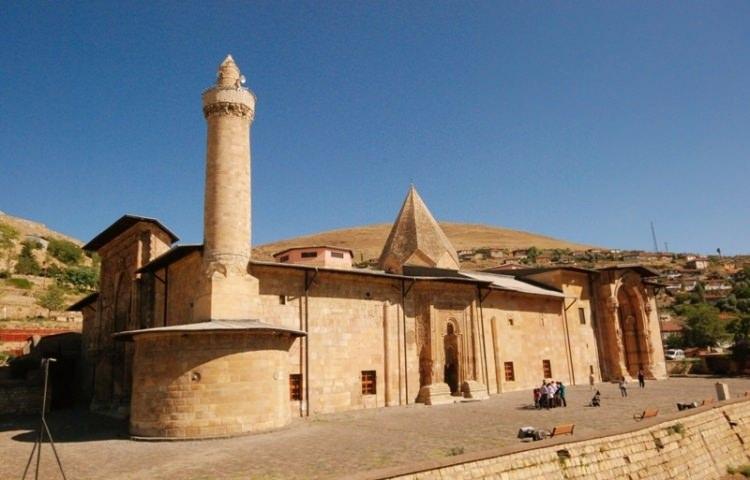 <p>UNESCO'nun Dünya Kültürel Mirası Listesi'nde bulunan Sivas Divriği'ndeki Ulu Camii, Amasya'daki Bayezid Camii, Beyşehir'deki Eşrefiye Camii, Mardin'deki Kasımiye Medresesi, Erzurum'daki Yakutiye Medresesi bu ülkedeki zengin dini ve kültürel miras içindeki yerlerden sadece birkaçı.</p>

<p> </p>
