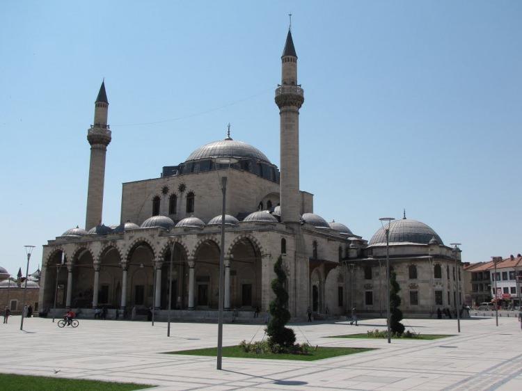 <p>Osmanlı döneminden kalan camiler içinde ise klasik Osmanlı mimarisinin izlerini görebileceğiniz Selimiye Camii dikket çekiyor. 2. Selim'in Konya Valisi olduğu yıllarda yaptırdığı cami, Mevlana Müzesi'nin hemen yanında yükseliyor.</p>

<p> </p>
