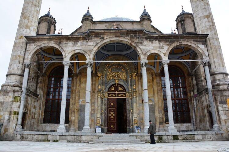 <p>Osmanlı'dan kalma en büyük dini yapı ise Kapı Camii. Konya'nın ortasında tüm görkemiyle yer alan Aziziye Camii ise çarşısının ortasında yükseliyor.</p>

<p> </p>
