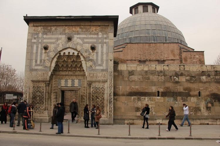 <p>Selçuklu vezirlerinden Emir Celaleddin Karatay'ın yptırdığı eski Karatay Medresesi, şimdi Çini Müzesi. Eskiden öğrencilerin dni eğitim gördüğü odalardan dolaşıp Selçuklu çinilerinden gözlerini alamazken, onları yapan ustaların yeteneklerini takdir edeceksiniz. </p>
